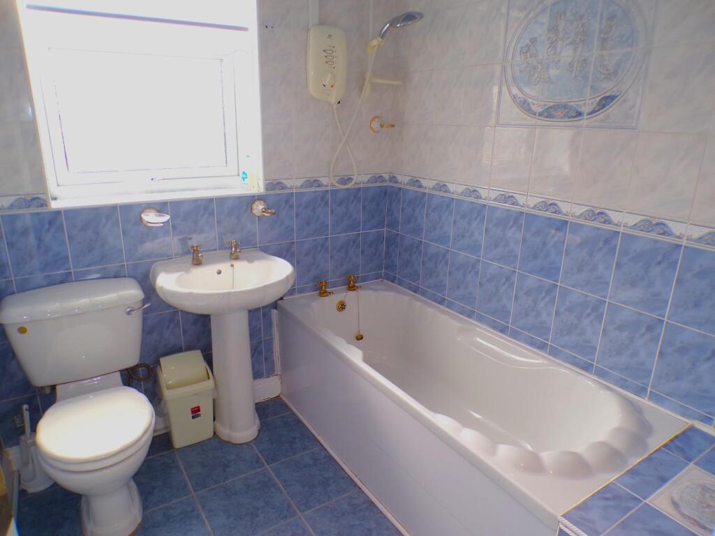 CambridgeRd14bath.JPG