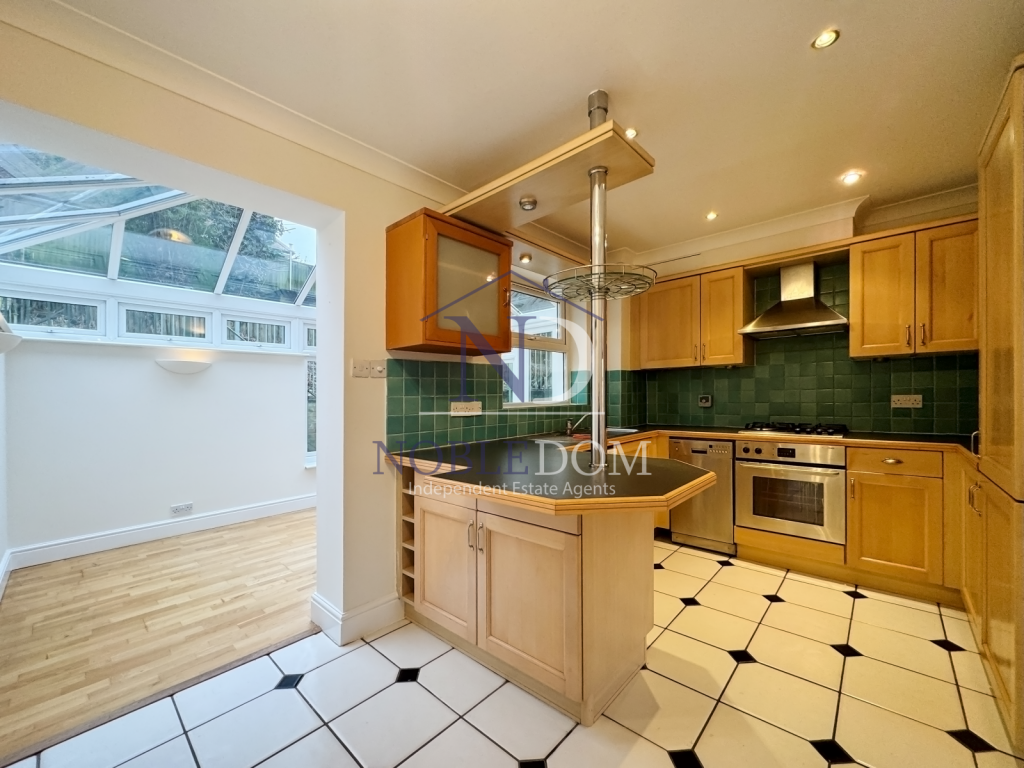 2 BEDROOM 2 BATHROOM END OF TERRACE IN HAMPTON