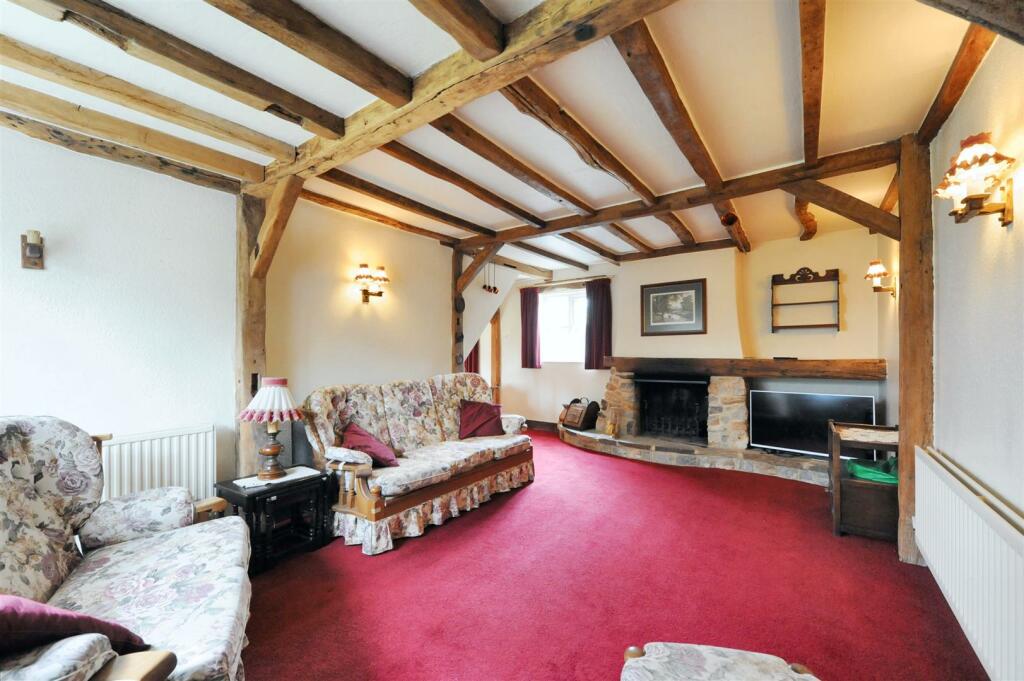 Living Room..JPG