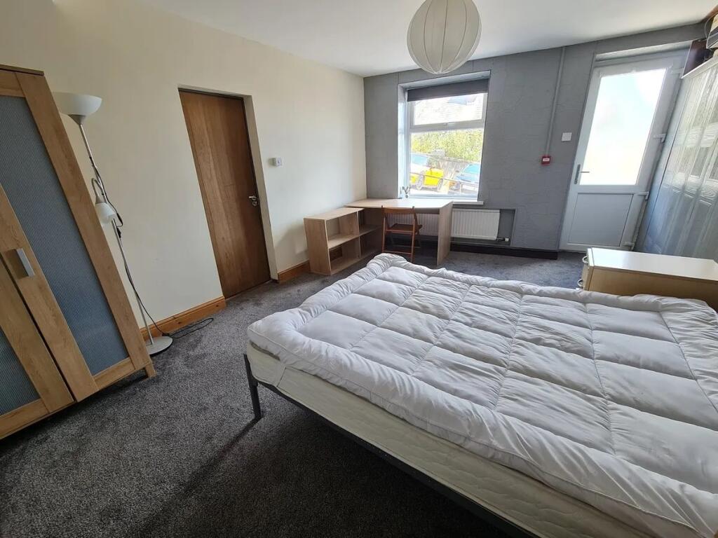 14-TerraceRoad Bed r