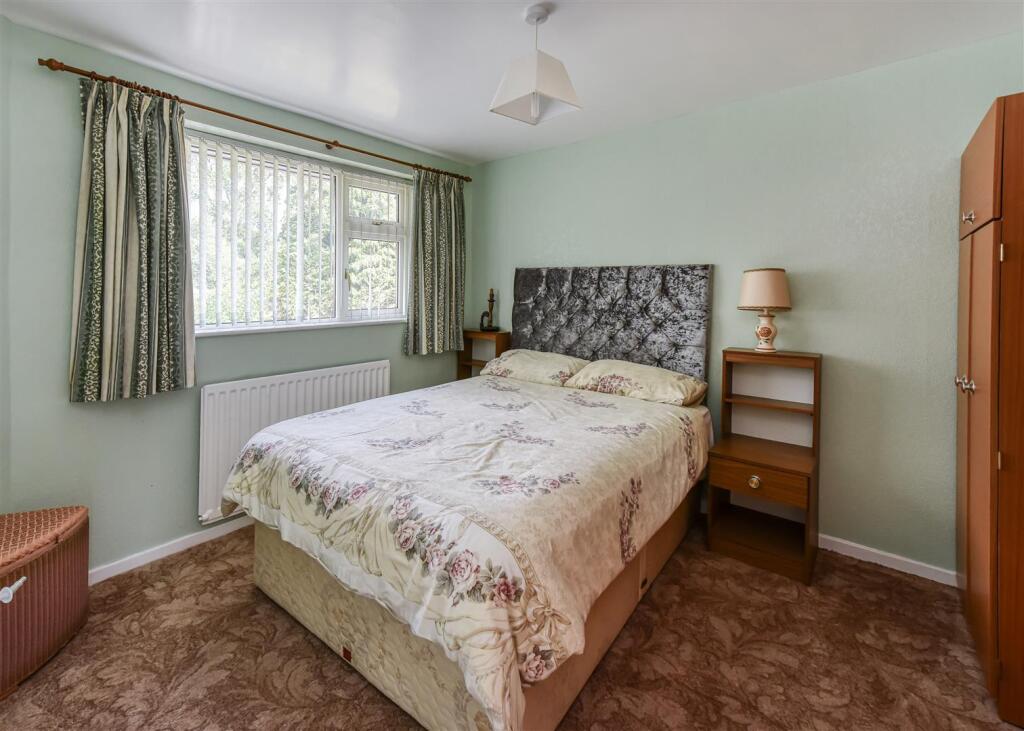 19 Woodland Close-bed2.jpg