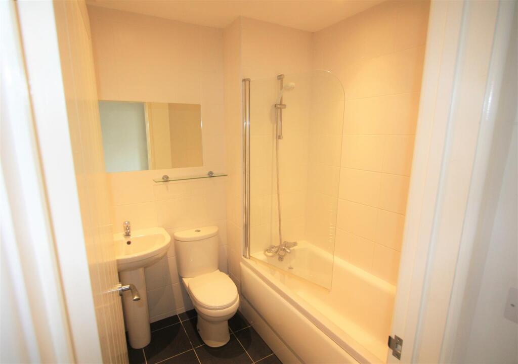 8 Wartha Mews Bathroom