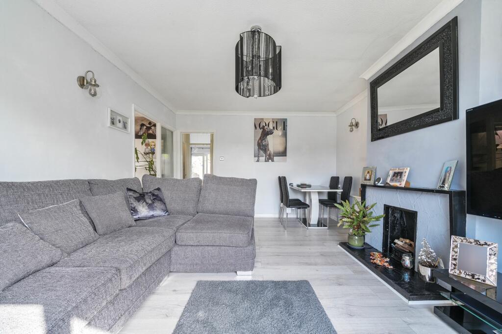 Living Room/Dining Room (2)