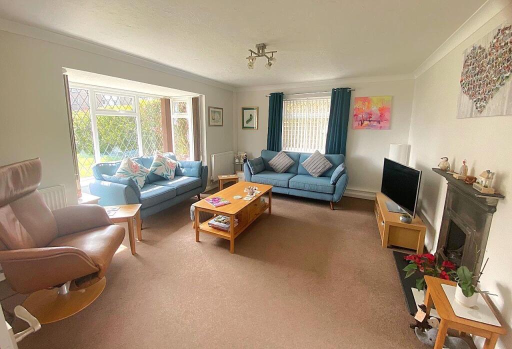 27 De la Warr Road - Lounge1.jpg