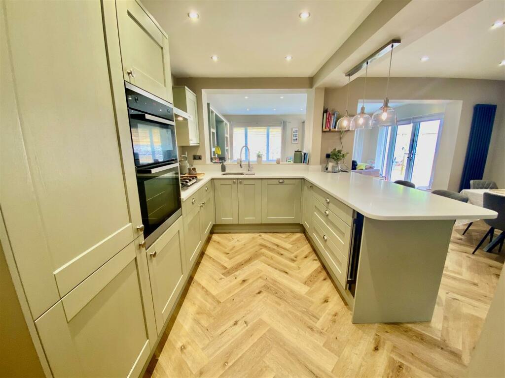 OPEN PLAN KITCHEN / DINING ROOM