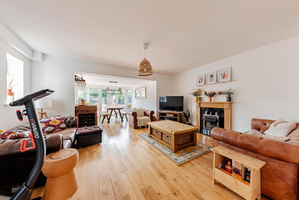 Living Room/Dining Room (4)