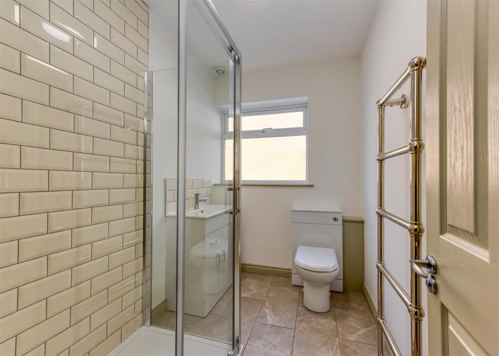 8 Fox Close-shower room.jpg