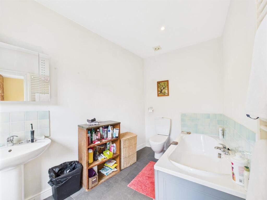 EN SUITE BATHROOM