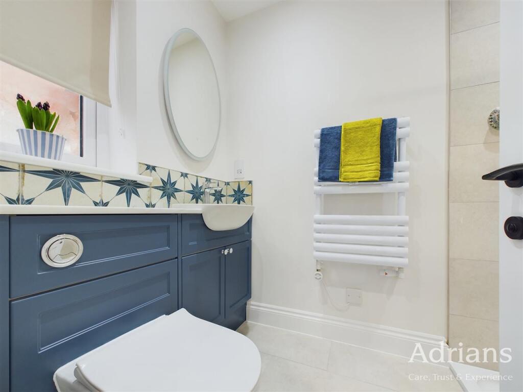 EN-SUITE SHOWER ROOM