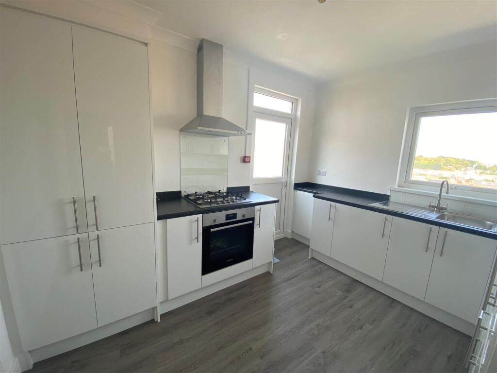 309FF Holton Road - kitchen.jpg