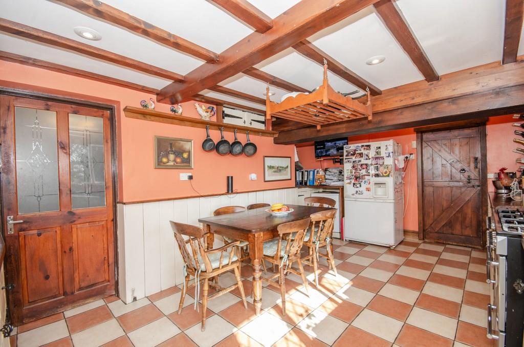 Kitchen pic 2.jpg