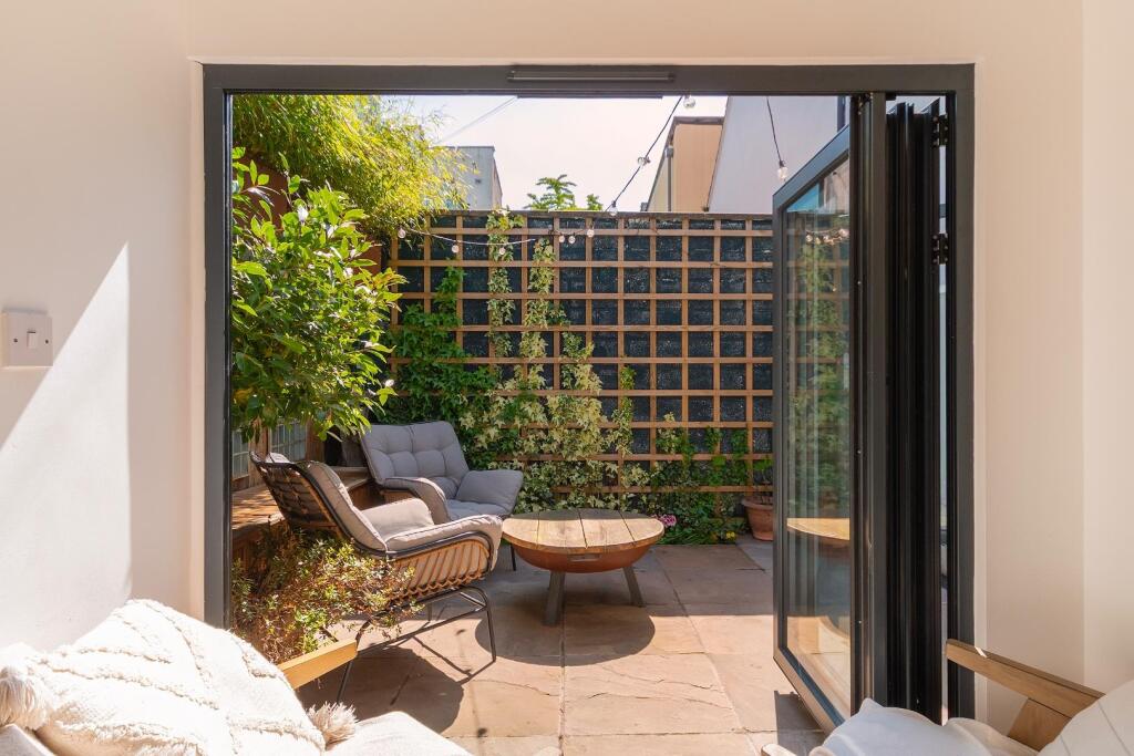 1S5L1CM - Dining Room E.jpg