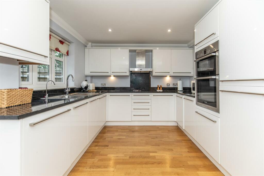 KITCHEN &amp; BREAKFAST ROOM
