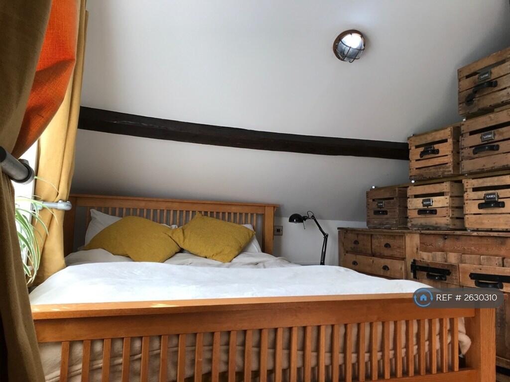 Bedroom Showing Kingsize Bed