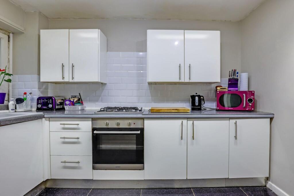 03-8199JHPropWpen - 37 Bredhurst Close - 7-medium.