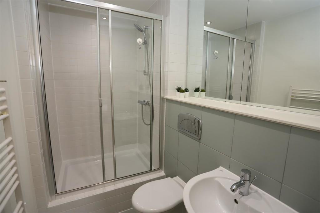 ensuite 3.JPG