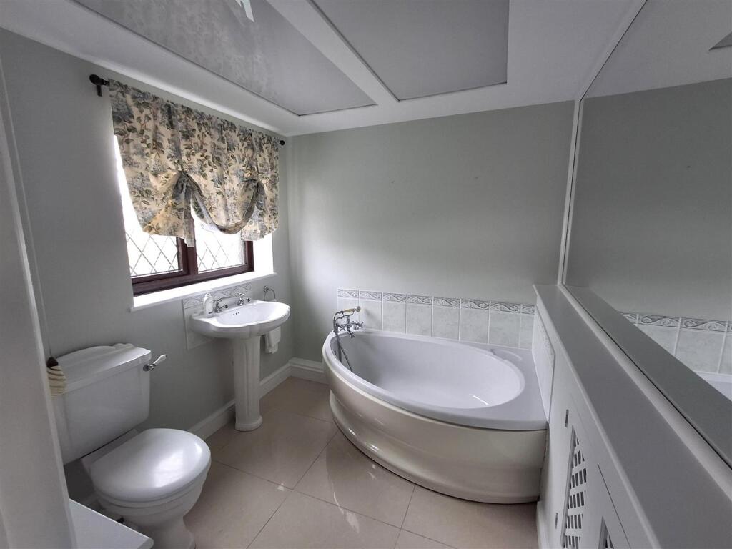 Family bathroom 2.jpg
