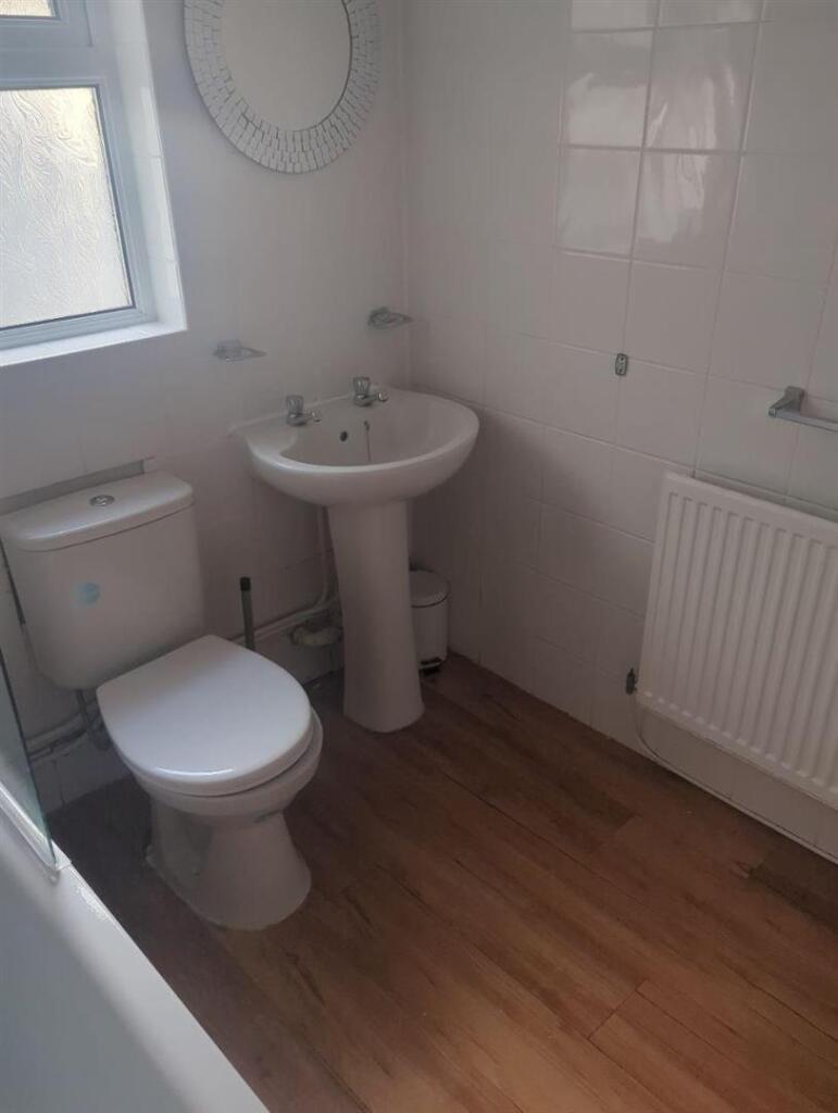 10-Bathroom_2-0002.jpg