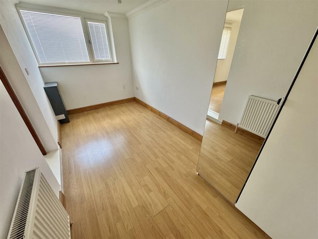 DRESSING ROOM / STUDY