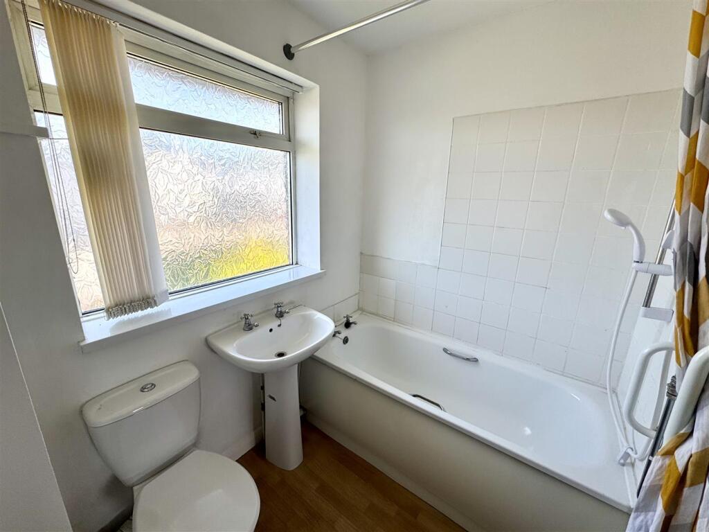 FAMILY BATHROOM