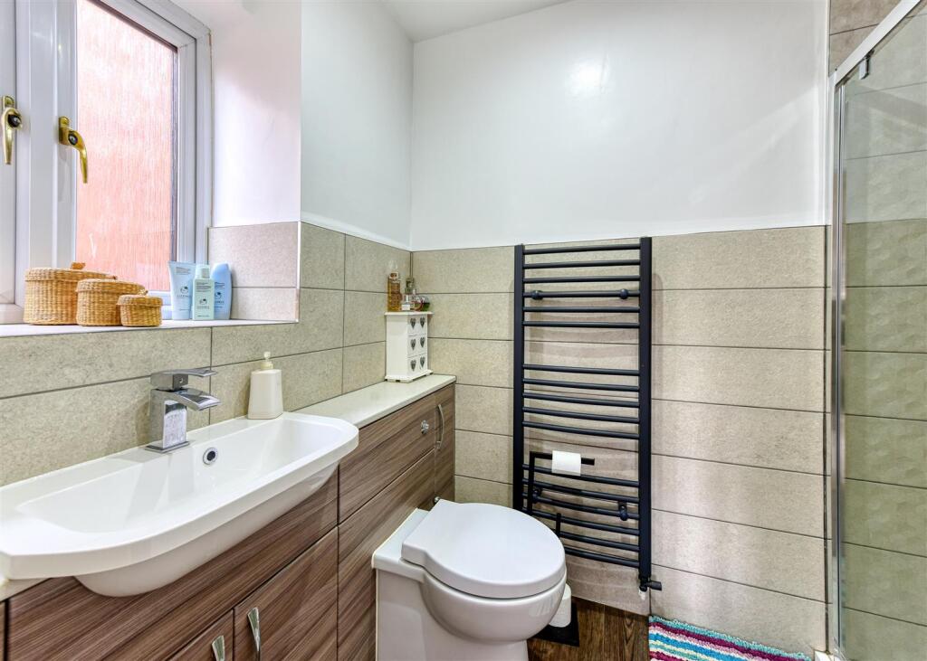 35 Penleigh Gardens-bed1 ensuite.jpg