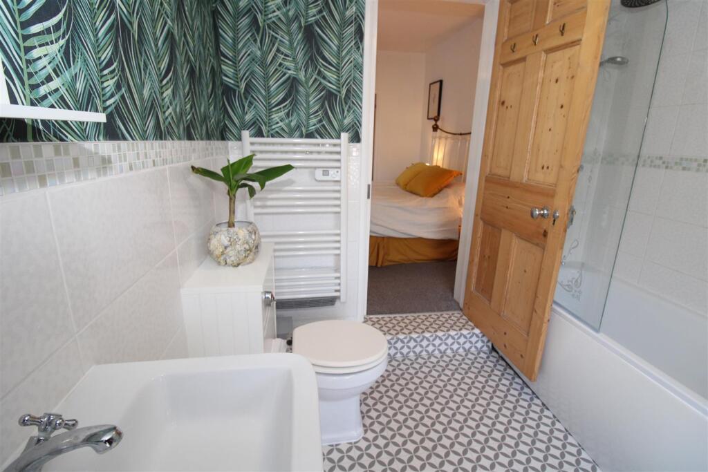 En-Suite Bathroom