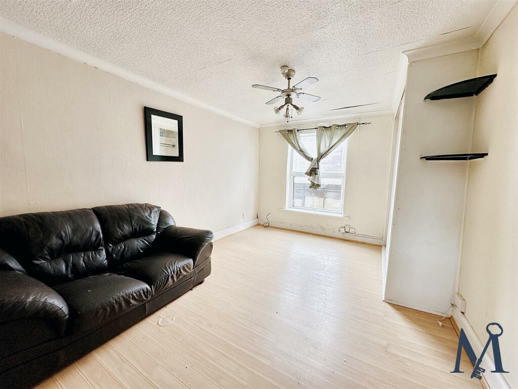 Lounge/Bedroom
