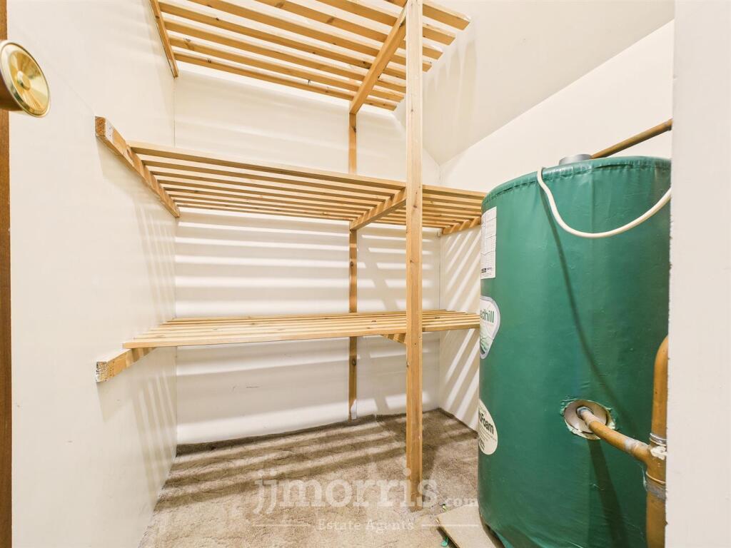 Walk in Airing Cupboard