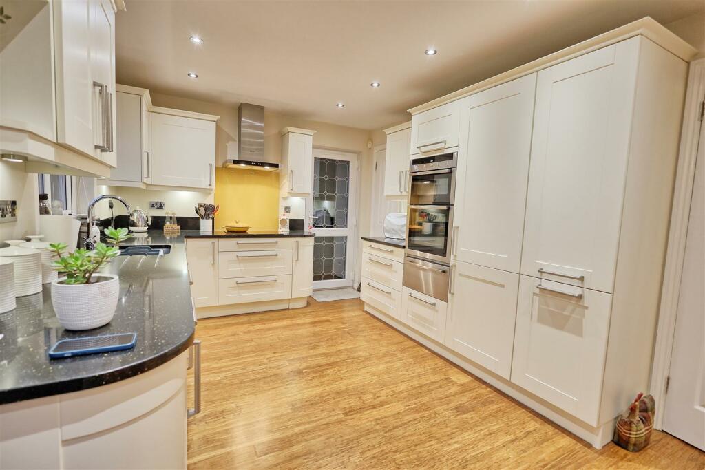 KITCHEN/BREAKFAST ROOM