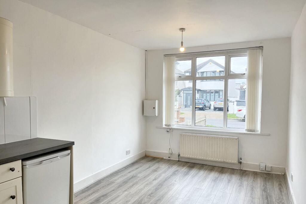 8 Oakleigh Avenue, Tolworth, Surrey KT6 7PX