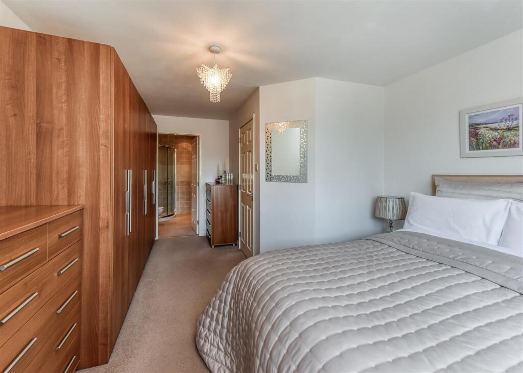 57 Queens Road-bed1c.jpg