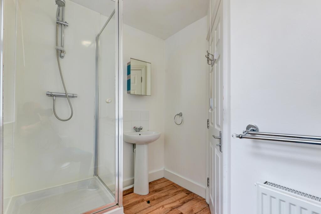 99 Brading Road Bathroom (4)