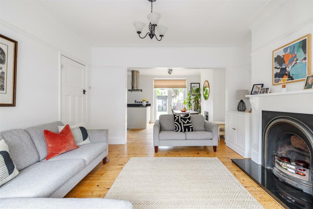 Thornwood Close, E18