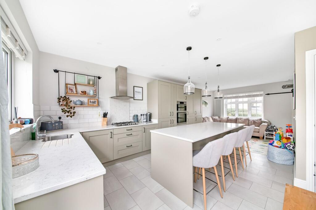 OPEN-PLAN LIVING DINING KITCHEN