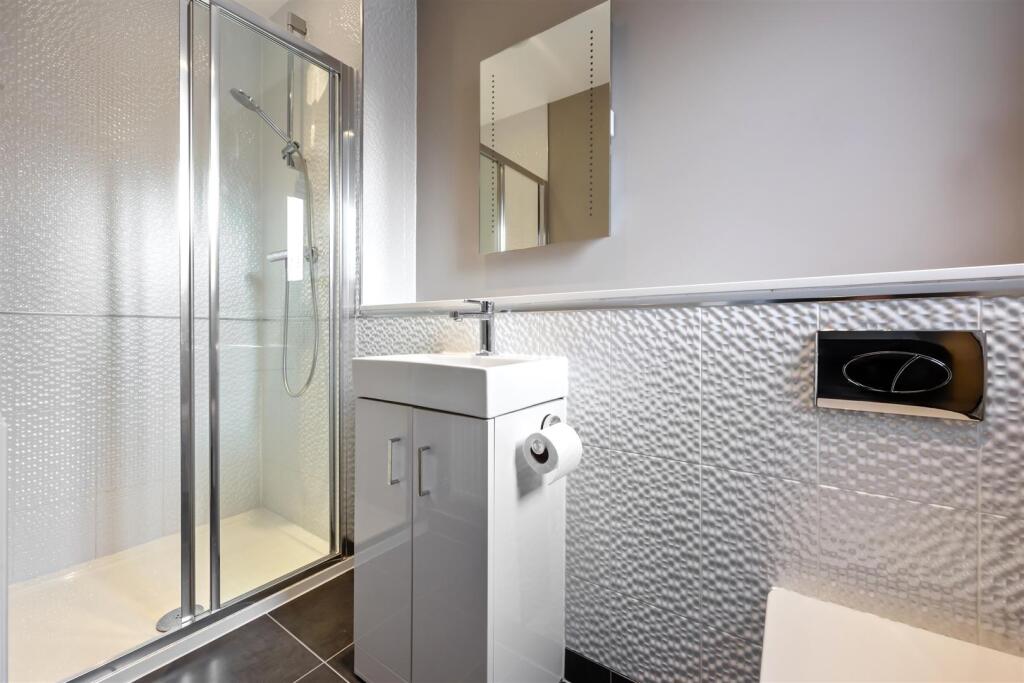 En-suite Shower Room/WC