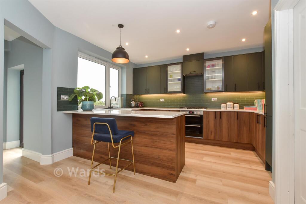 Kitchen/ Breakfast Area