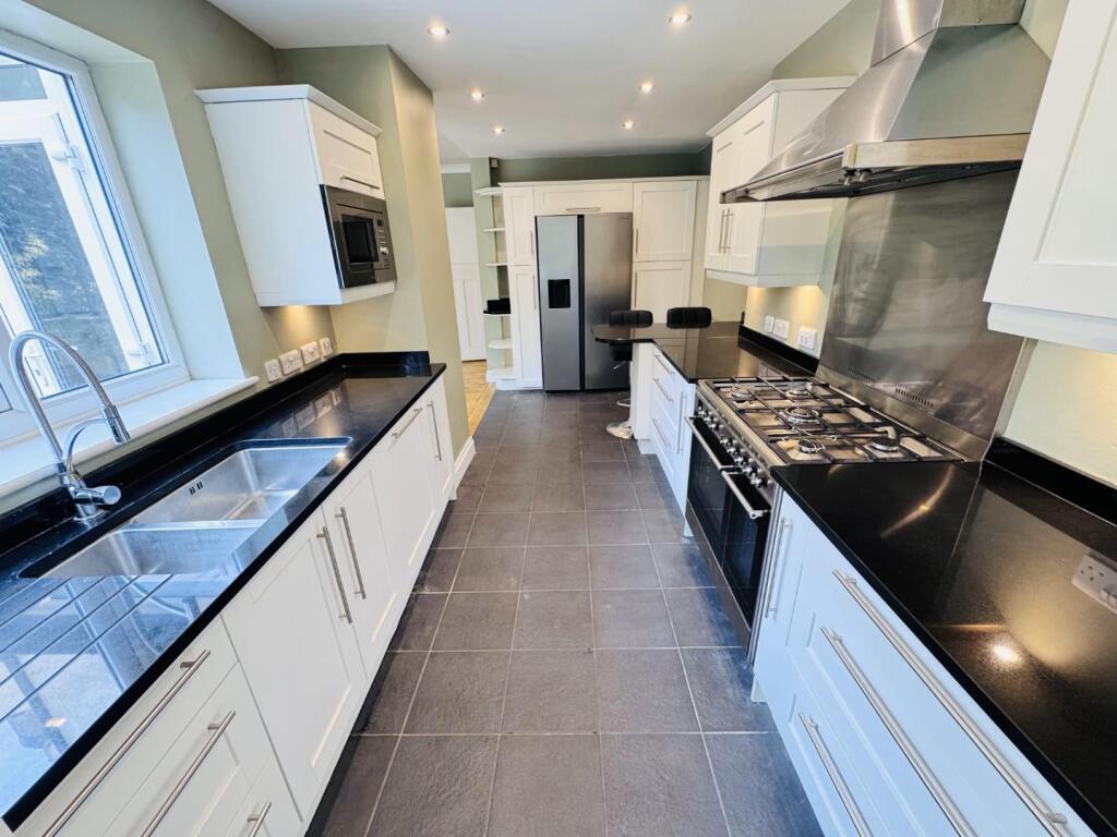 KITCHEN/BREAKFAST ROOM