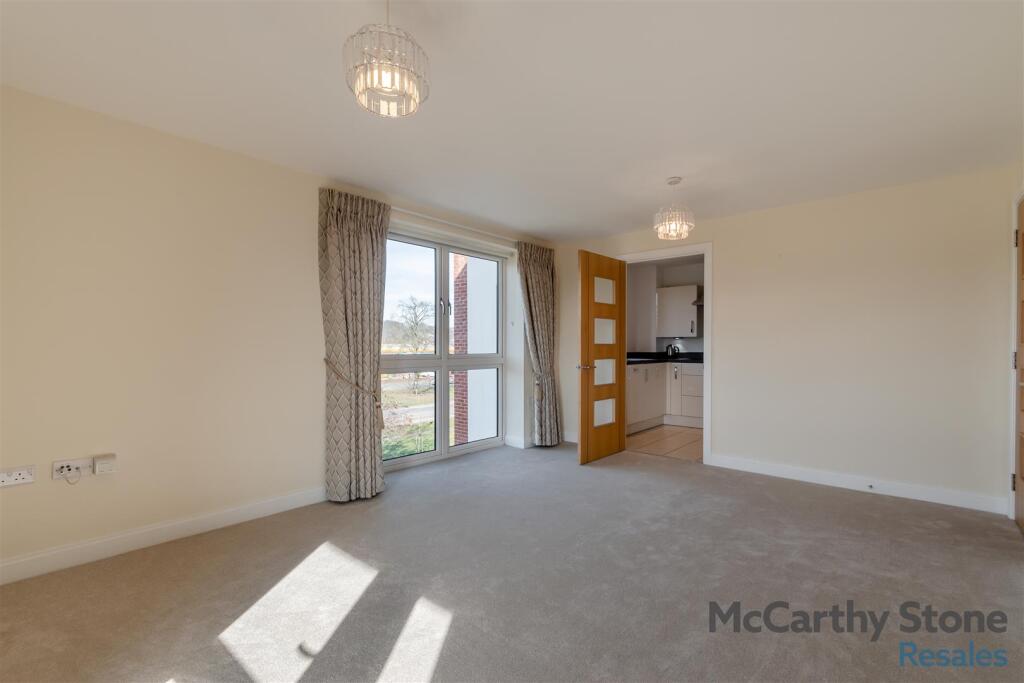 8638982-interior30.jpg