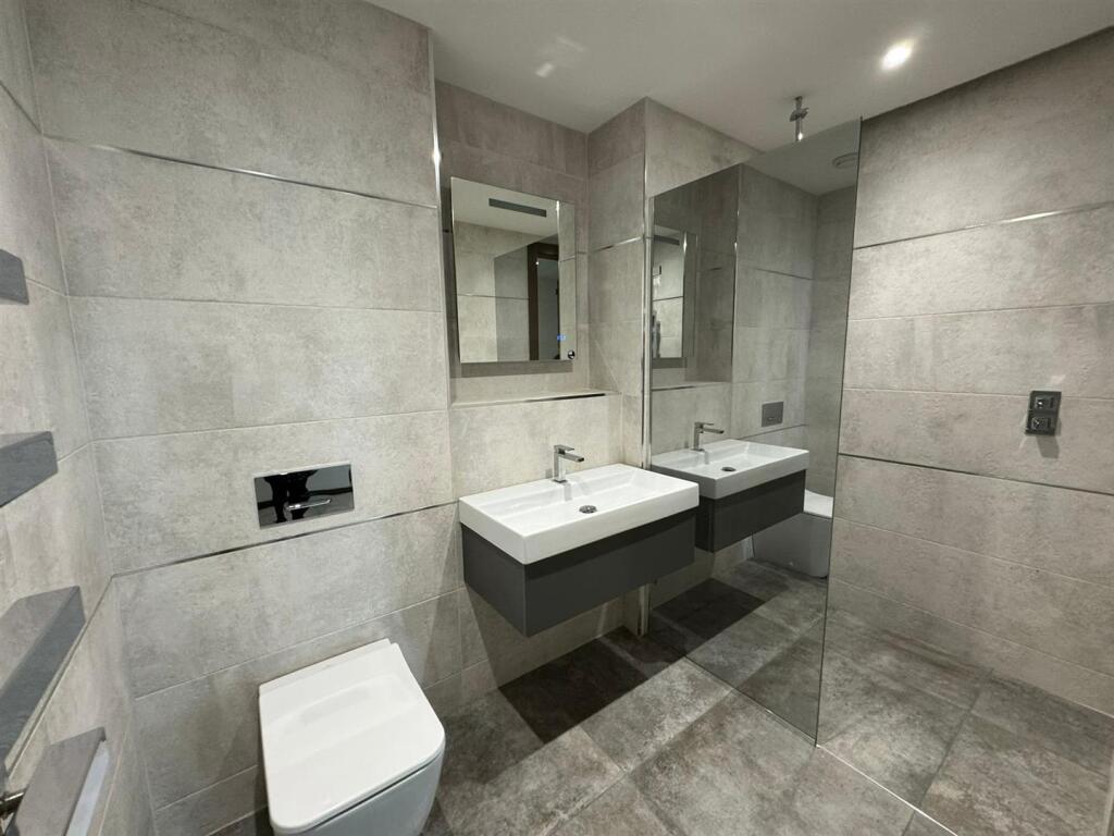 Bathroom 1.jpg