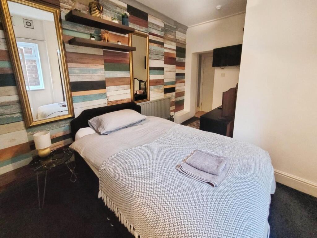 0c573c7b-Bedroom 201 20Heathfield 20Rd.jpg