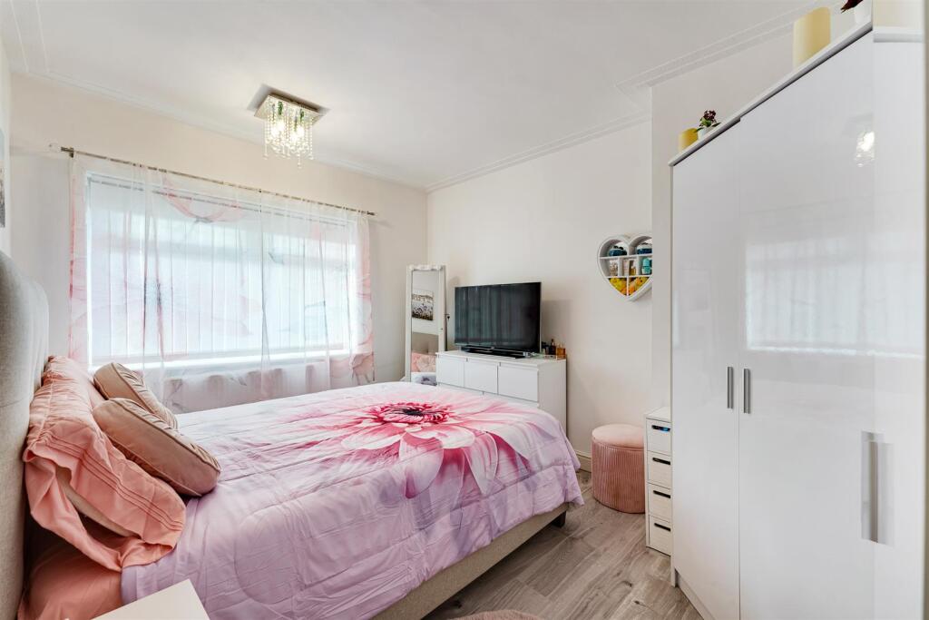65 Hathersage Road bedroom 1.jpg