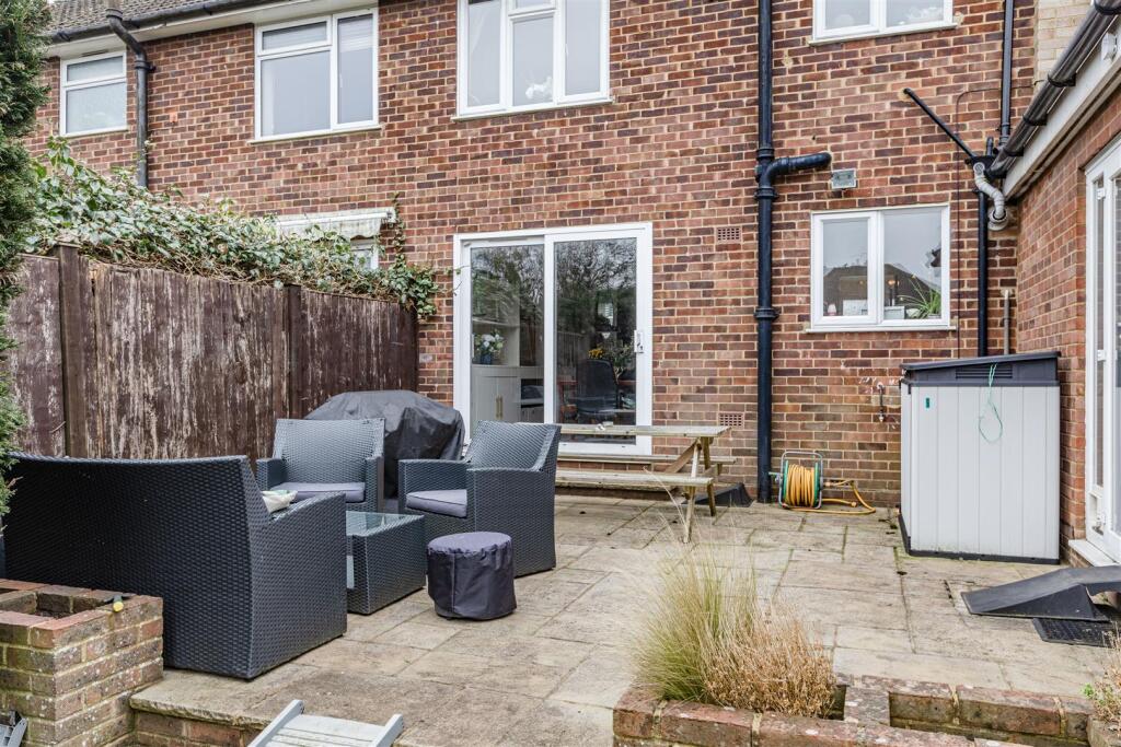 12 Gaveston Close, Byfleet, KT14 7HE - 27.jpg