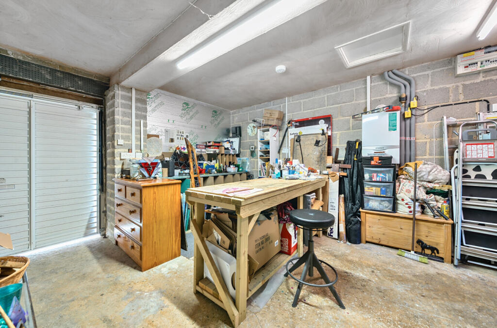 18-6819eb8dc6e88-...