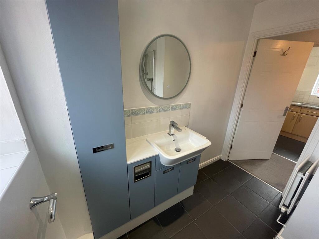 bathroom 3.jpg