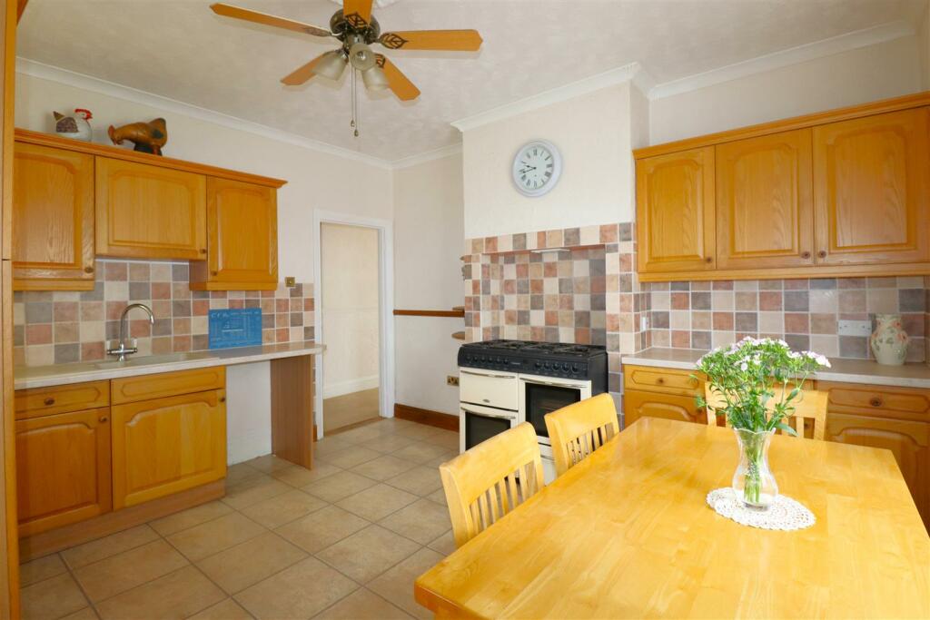 Kitchen  (2).JPG