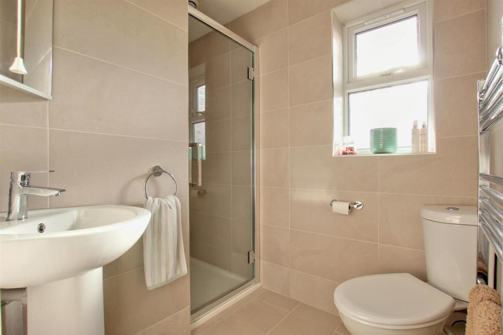 EN-SUITE SHOWER ROOM