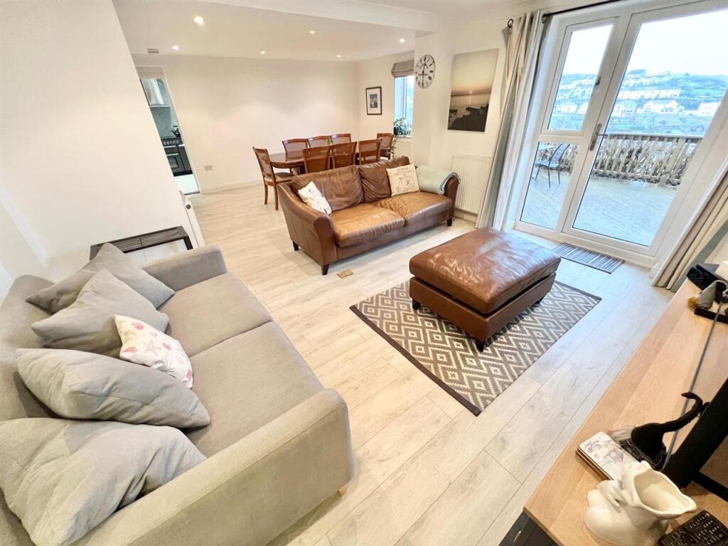 Lounge/ Dining Room