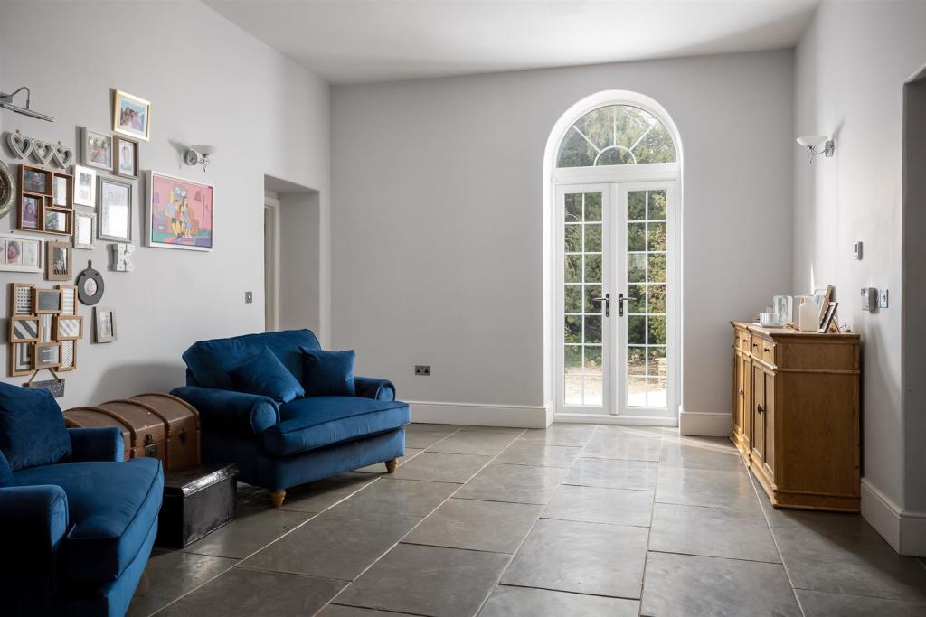 3 - Querns House - GL7 1RL - Web.jpg