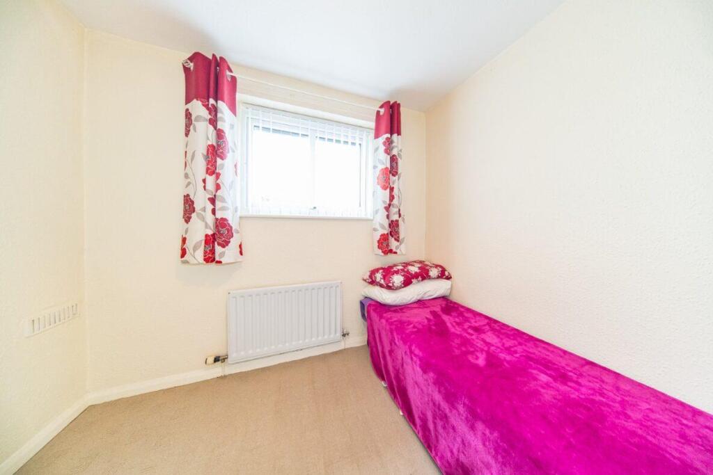 6 Green Road bedroom 3.jpg