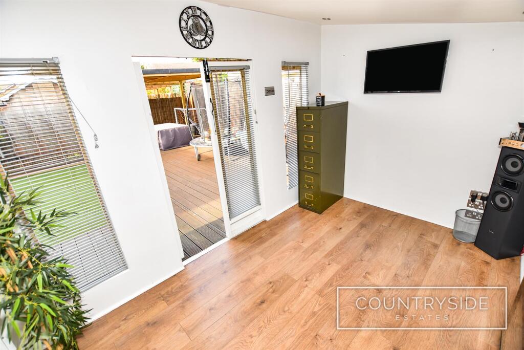 Wooden Cabin/Home Office